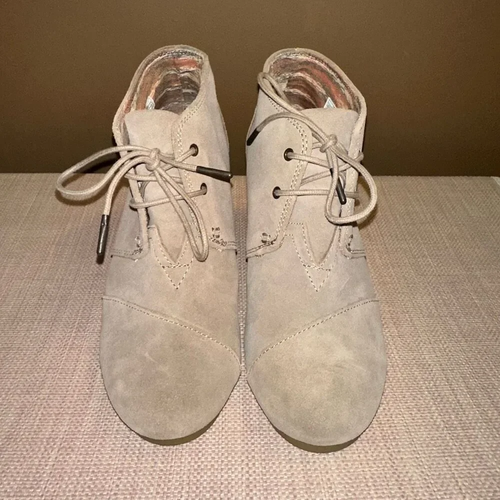 TOMS Womens Desert Shoe Wedge Heel Taupe Suede Size 9.5 EUC